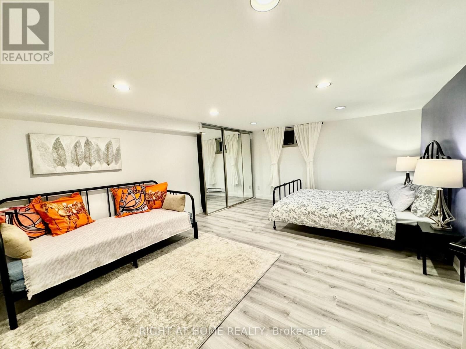 Property Photo:  1196 Avenue Road  ON M5N 2G1 