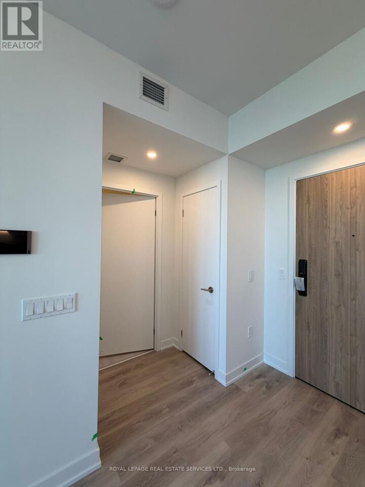 Property Photo:  1 Fairview Road East 3010  ON L5A 4C6 