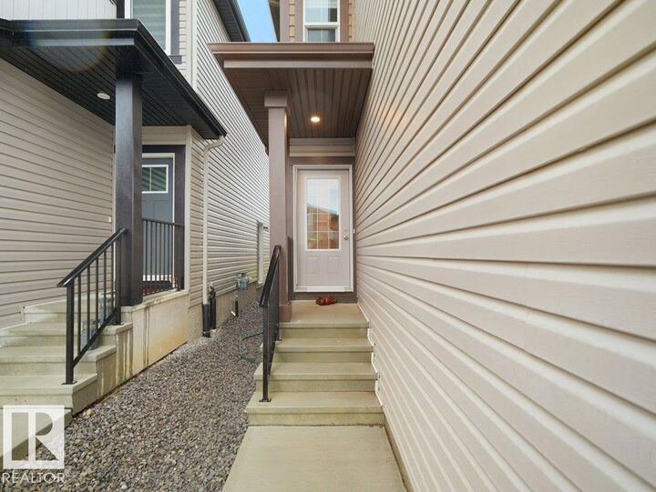 Property Photo:  2039 13 Avenue NW  AB T6T 2R8 