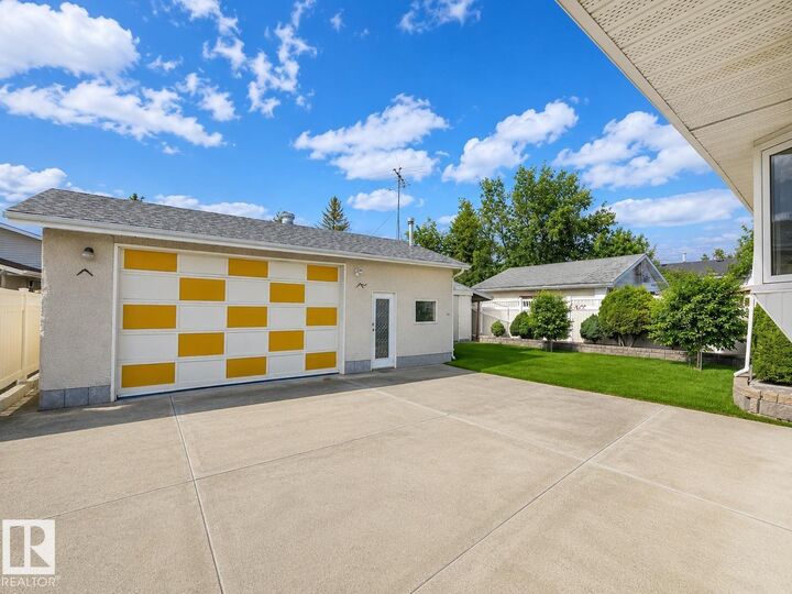 Property Photo: 7612 40 Avenue NW AB T6X 0X5