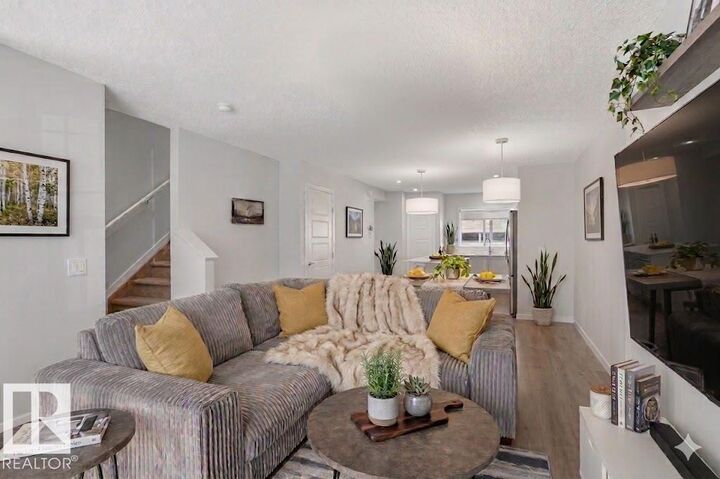 Photo de la propriété:  2422 Trumpeter Way NW  AB T5V 1T8 