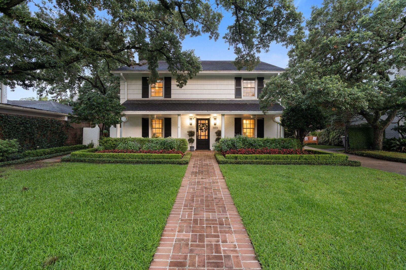 Property Photo: 2419 Avalon Place TX 77019