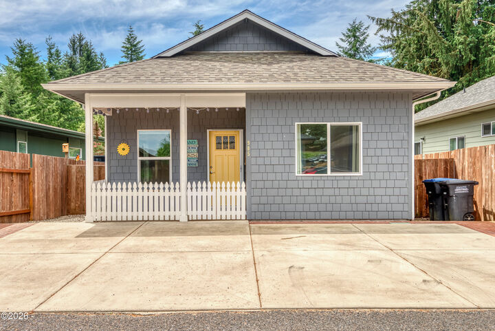 Property Photo: 905 SE Beaver Street OR 97391