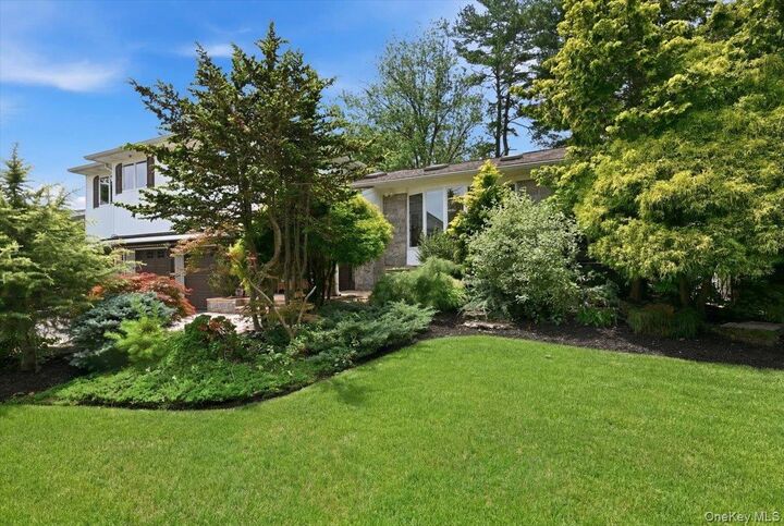 Property Photo:  15 Seneca Place  NY 11753 