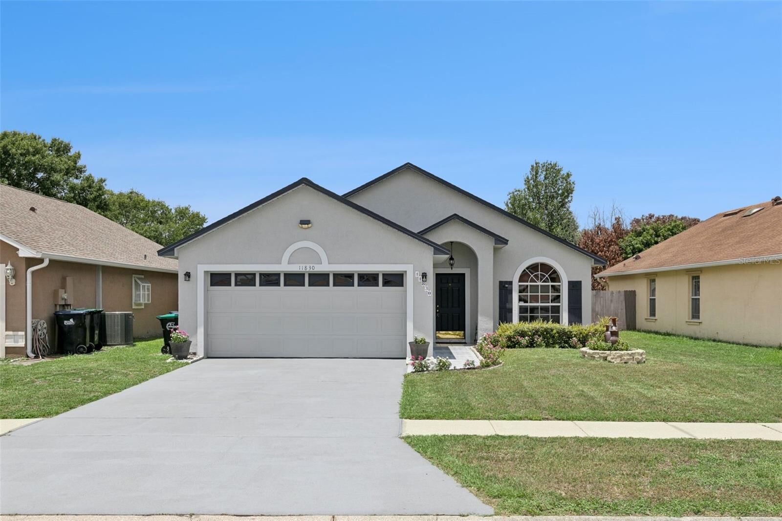 Property Photo: 11830 Sindlesham Court FL 32837