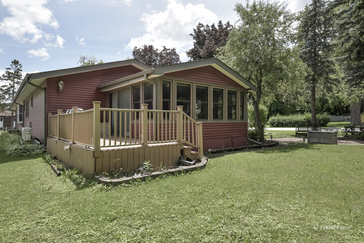 Property Photo: 614 N Lillian Street IL 60050