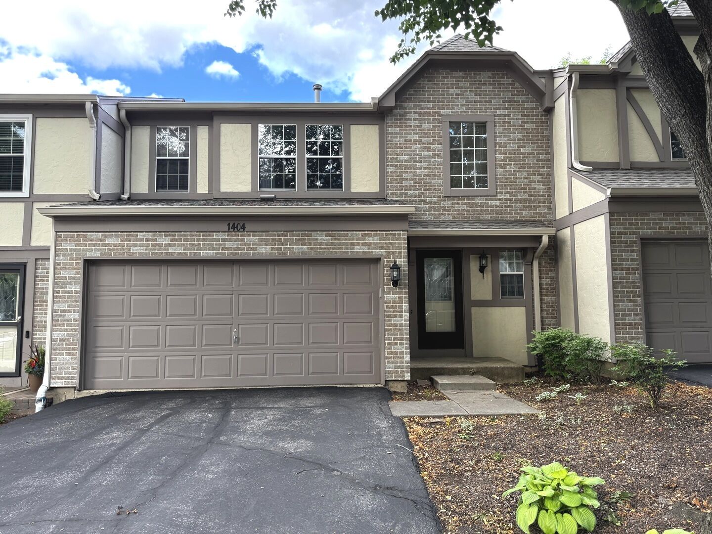 Property Photo:  1404 W Sapphire Drive 1404  IL 60192 