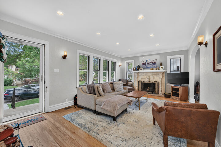 Property Photo:  6960 N Ozark Avenue  IL 60631 