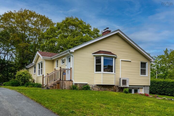 90 Crescent Street — photo 1