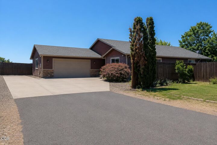 Property Photo:  7431 Jerae Place  OR 97503 