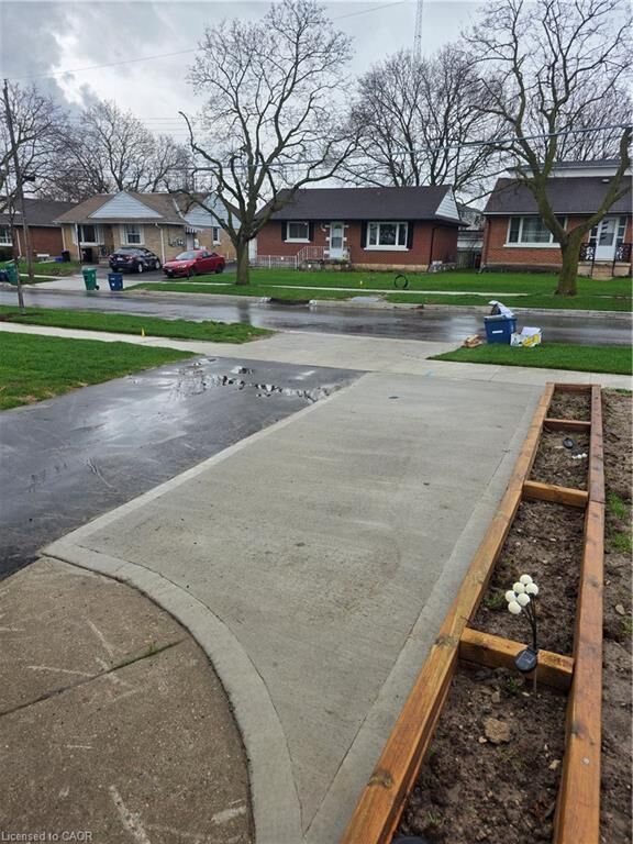 Property Photo:  22 Montrose Avenue  ON N2M 1Y2 