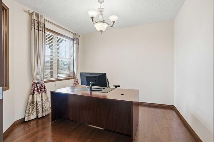 Property Photo: 6 Springborough Green SW AB T3H 5M6