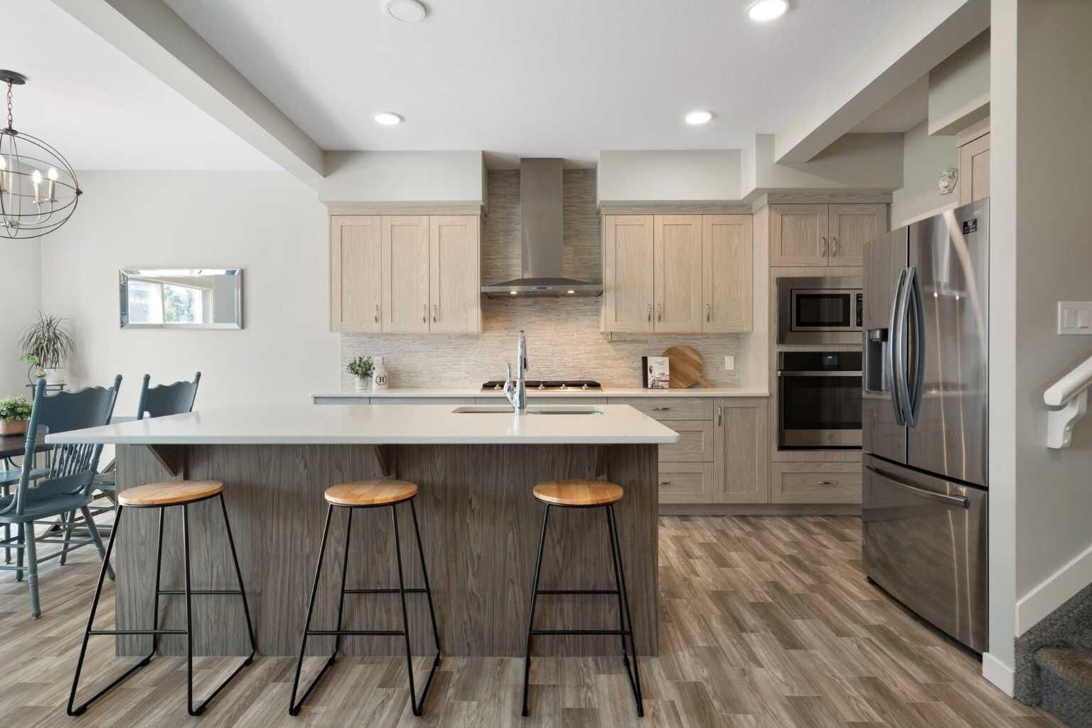 Property Photo: 642 Kingsmere Way SE AB T4A 0X7