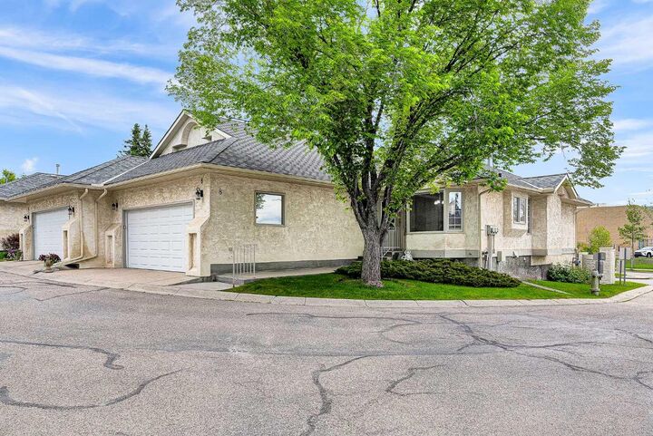 Property Photo: 8 Edgepark Villas NW AB T3A 3S2
