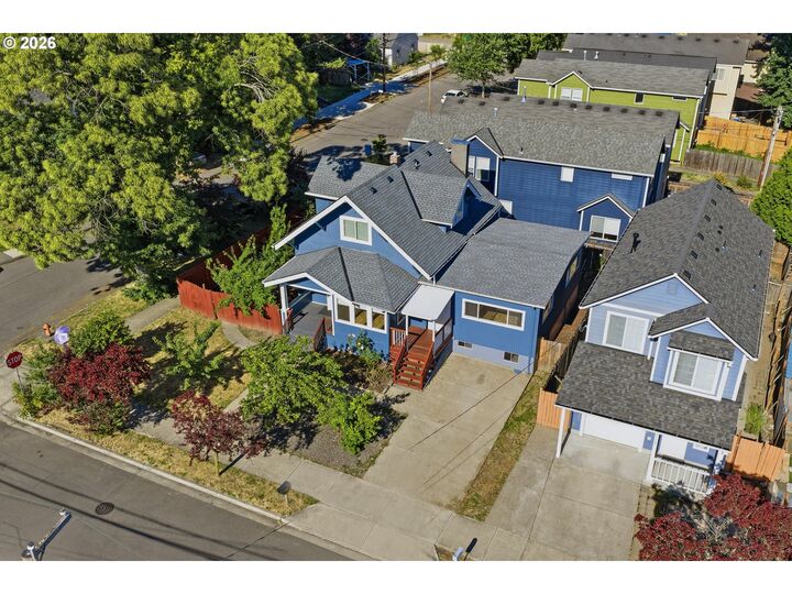 Property Photo: 2704 SE 84th Ave OR 97266