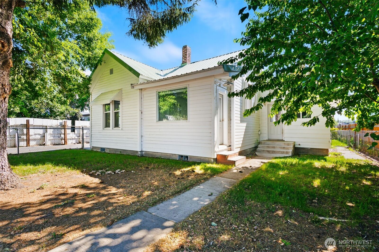 Property Photo:  604 N Pacific Street  WA 98926 