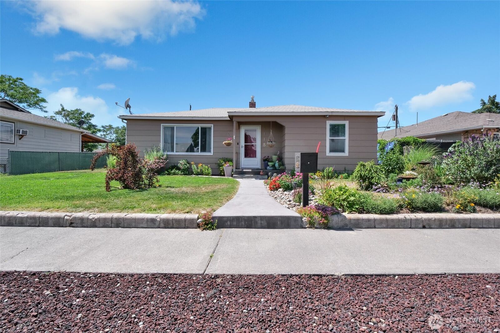 Property Photo:  1118 W Cascade Avenue  WA 98837 