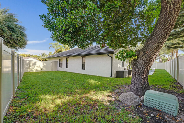 Property Photo:  800 Blue Ridge Way  FL 33325 