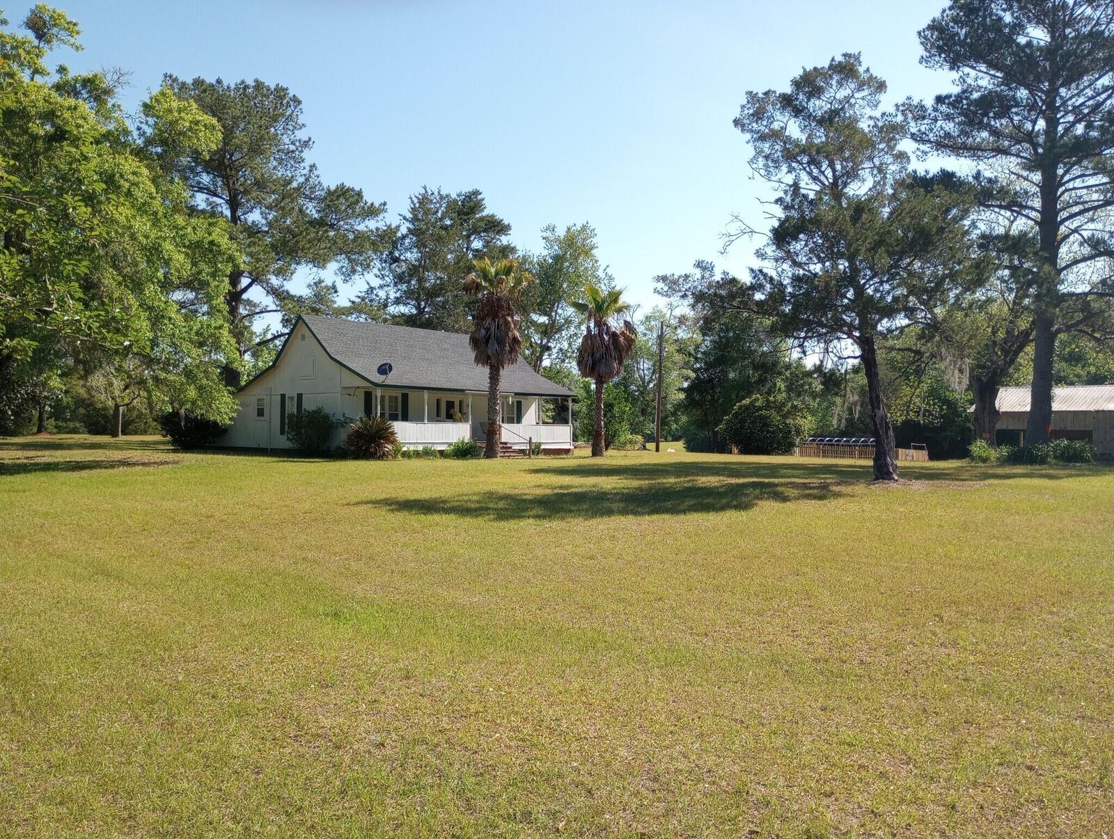 Property Photo: 1900 Olive Lane FL 32425