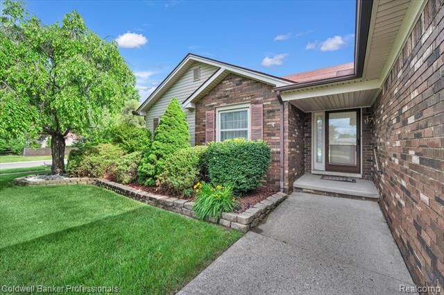 Property Photo:  5015 Fox Hill Drive  MI 48310 