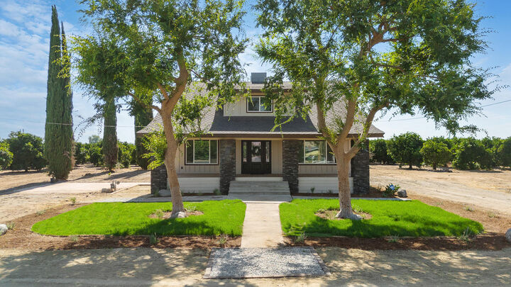 Property Photo: 1511 S Crestview Street CA 93257