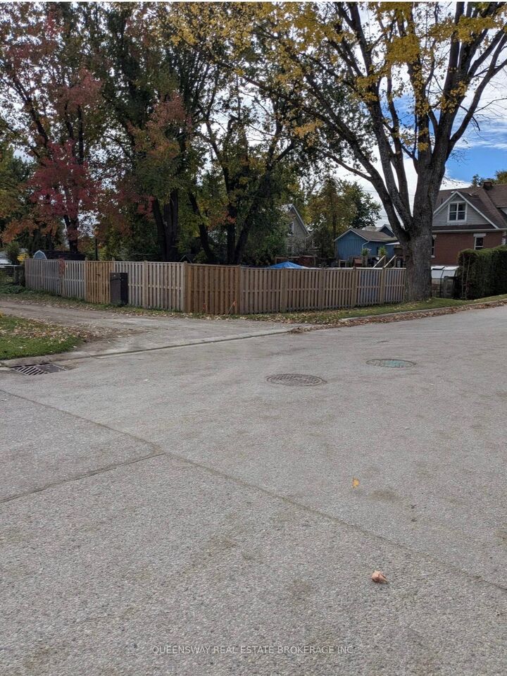 Property Photo:  115 Centre Street  ON L0N 1S4 