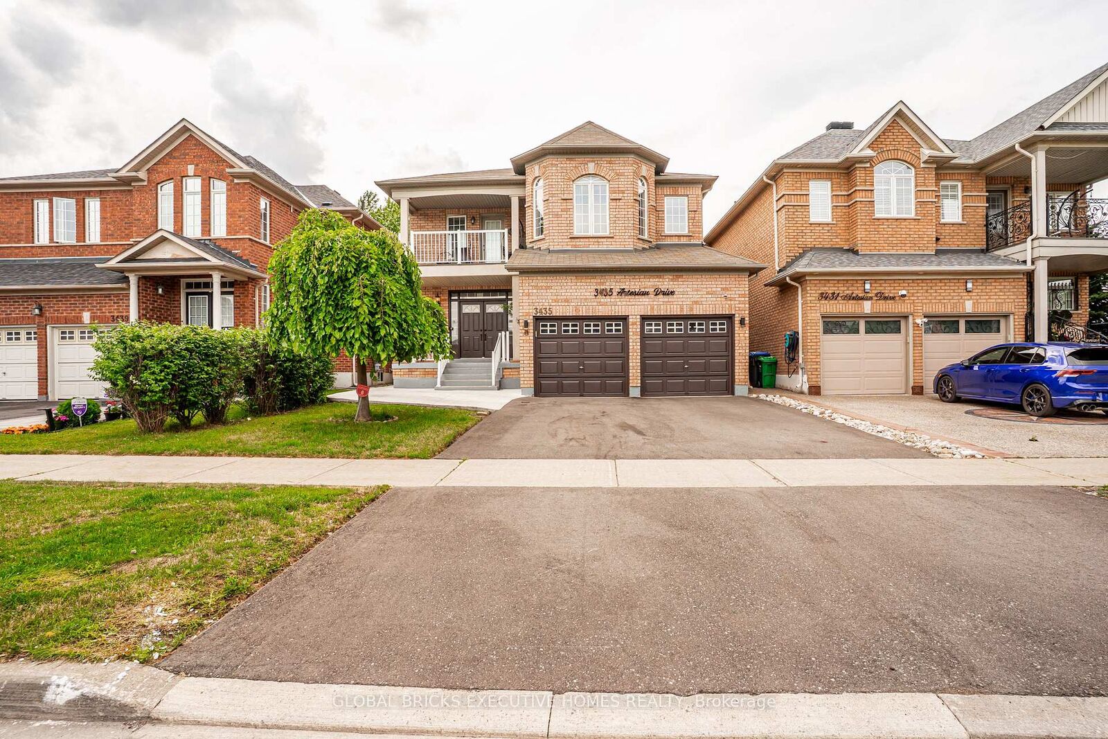 Property Photo: 3435 Artesian Drive ON L5M 7K3
