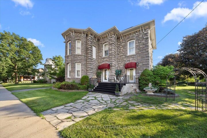 528 St Lawrence Street — photo 1