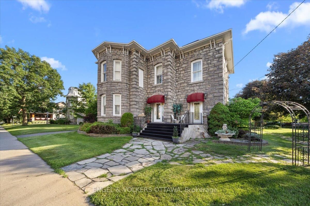 Property Photo: 528 St Lawrence Street ON K0C 2K0