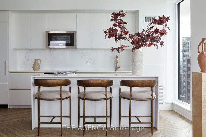 327 King Street W Ph04 — photo 1