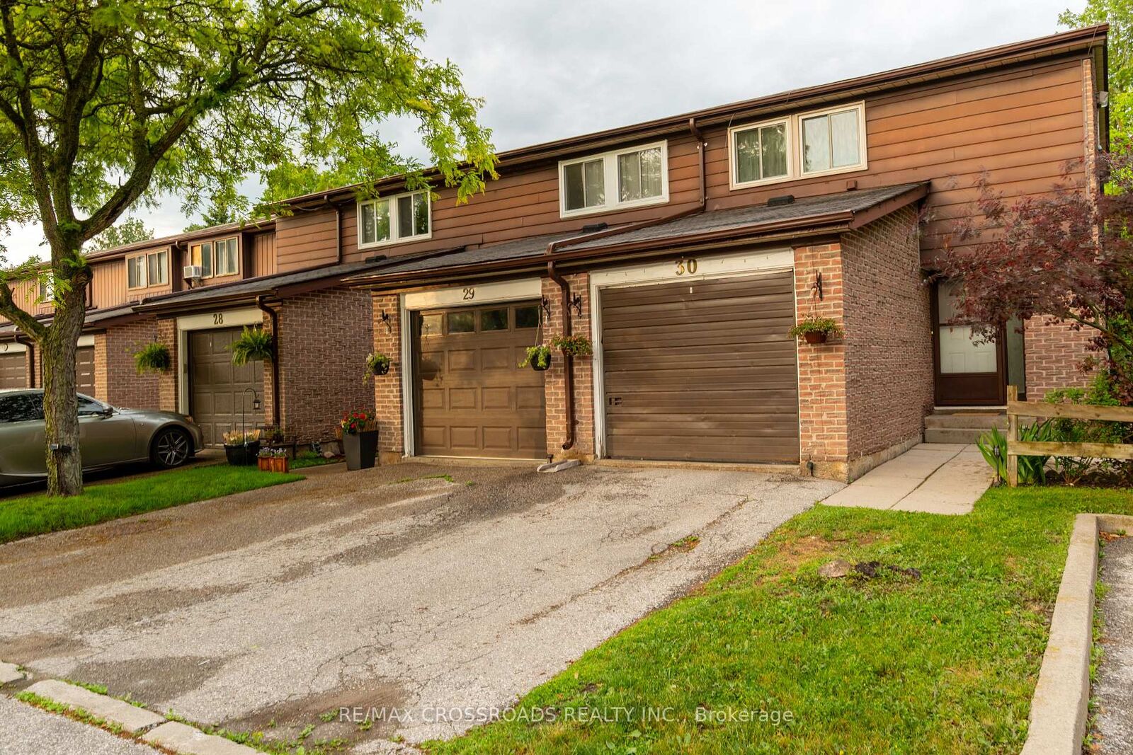 Property Photo: 350 Camelot Court 30 ON L1G 6P7