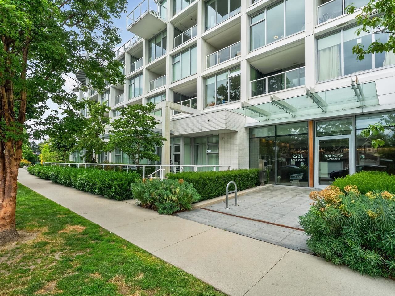 Property Photo: 2221 E 30th Avenue 906 BC V5N 0G6