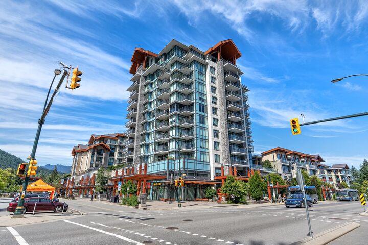 Property Photo: 1210 E 27th Street 404 BC V7J 0C5
