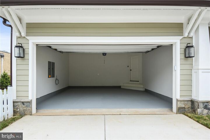 Property Photo: 2205 N Edison Street N VA 22207