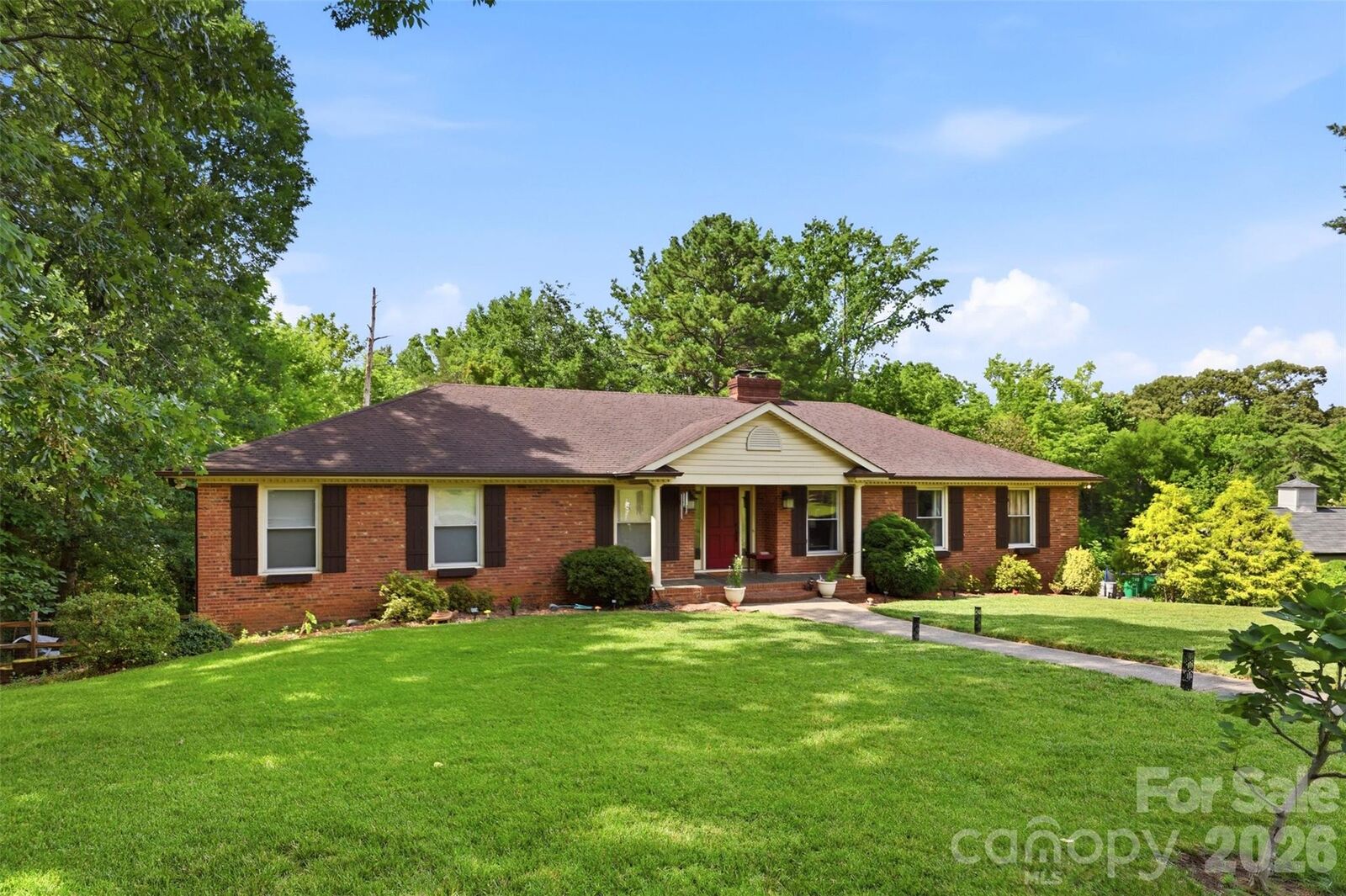 Property Photo: 2620 Lynbridge Drive NC 28226