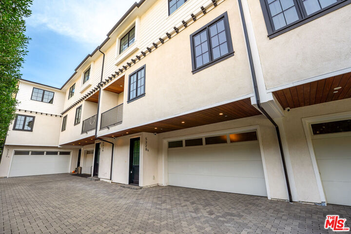 Property Photo: 5330 Agnes Ave CA 91607