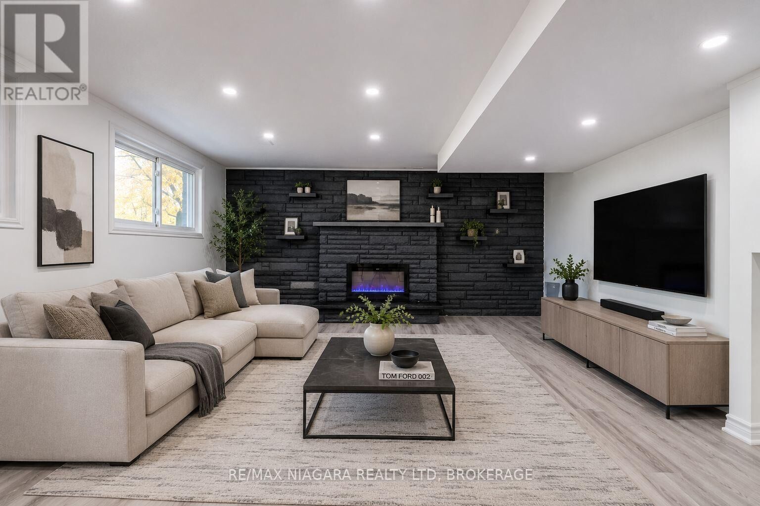 Property Photo:  22 Chantler Road Lower  ON L3C 4M5 