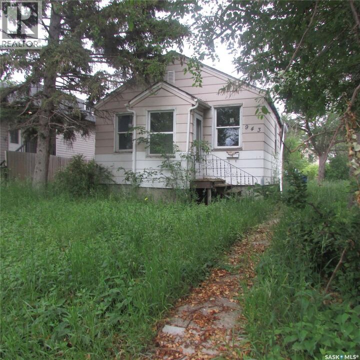 Property Photo:  943 Athol Street  SK S4T 3B8 