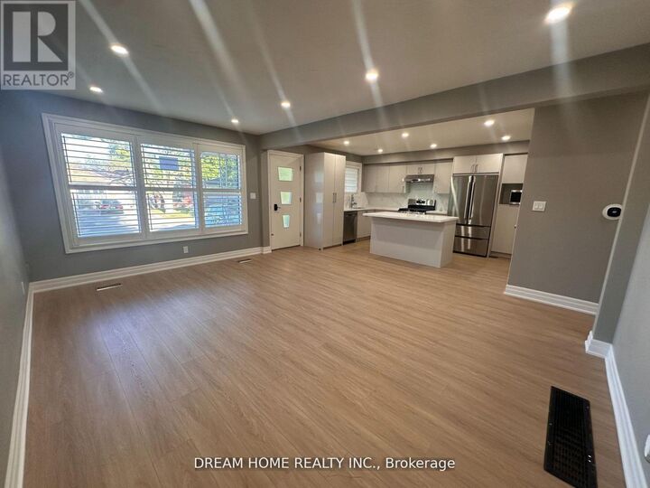 Property Photo:  5 Empire Court Main  ON L8K 4H4 
