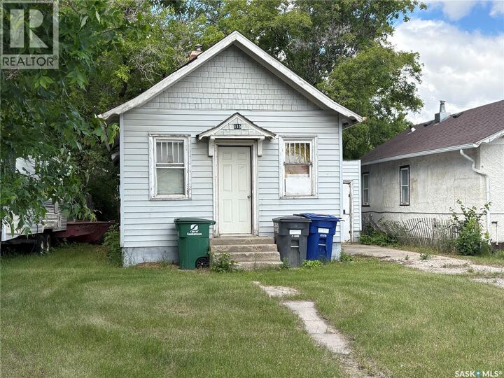 Property Photo:  115 L Avenue S  SK S7M 2G9 