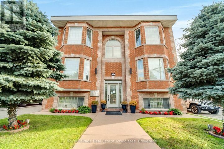 Property Photo:  48 Mississauga Road North 1  ON L5H 2H8 
