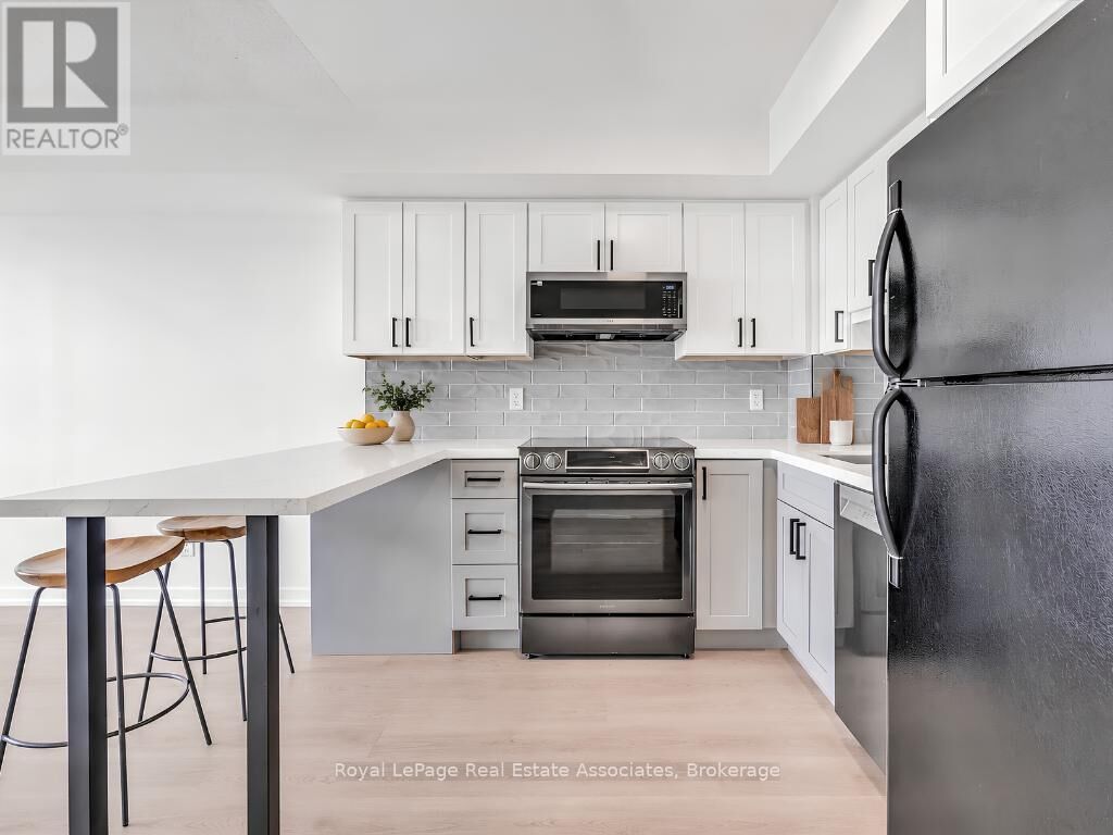 Property Photo:  4 Elsinore Path 706  ON M8V 4G7 