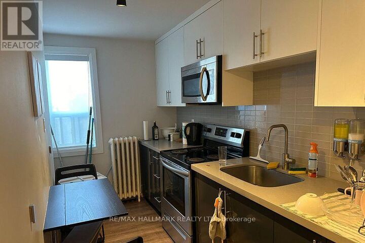 Property Photo:  595 St Clair Avenue West 1  ON M6C 1A3 