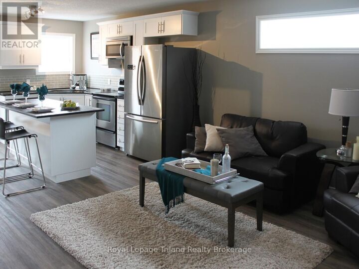 Property Photo:  673 Adelaide Street 2  ON N4S 4C2 