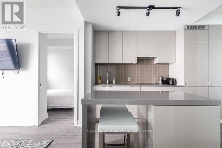 Property Photo:  7 Grenville Street 5401  ON M4Y 0E9 