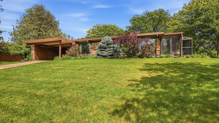 Property Photo: 1160 Arrowhead Drive IA 52003