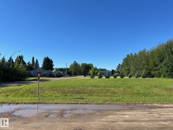 Property Photo:  100 Woodlands Drive  AB T4L 2L5 