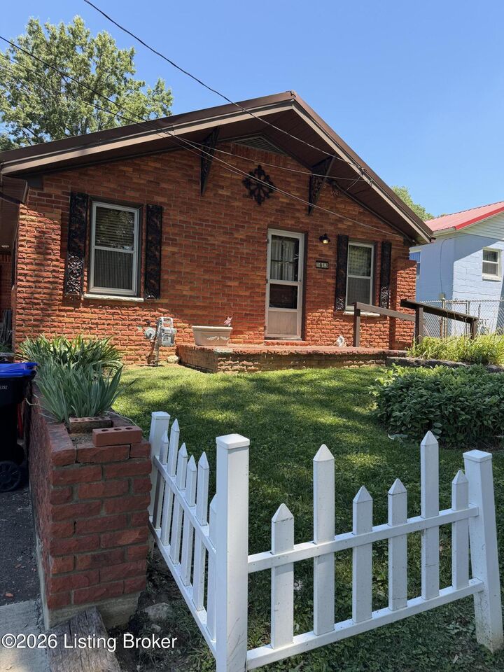 Property Photo:  1613 Eskridge Ln  KY 40216 