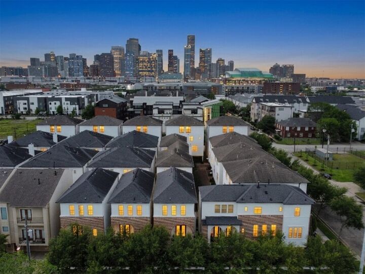 Property Photo:  2810 Capitol Street  TX 77003 