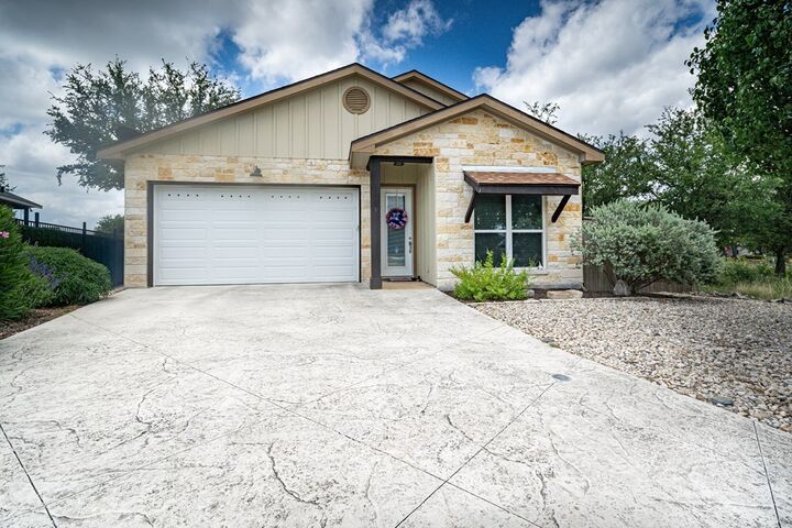 Property Photo:  1004 Creswell Ln  TX 78028 